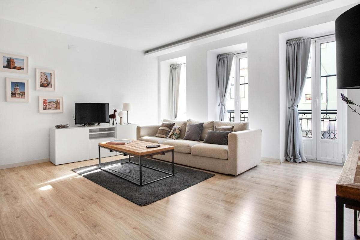 Modern 2 Bedroom Apartment In Estrela With Outside Terrace! Amazing For Families, Couples, Friends Lisbon Luaran gambar